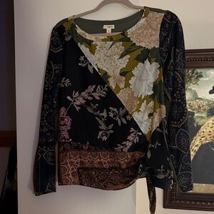Small Tiny Brand polyester blouse. Floral. In excellent barely worn condition.